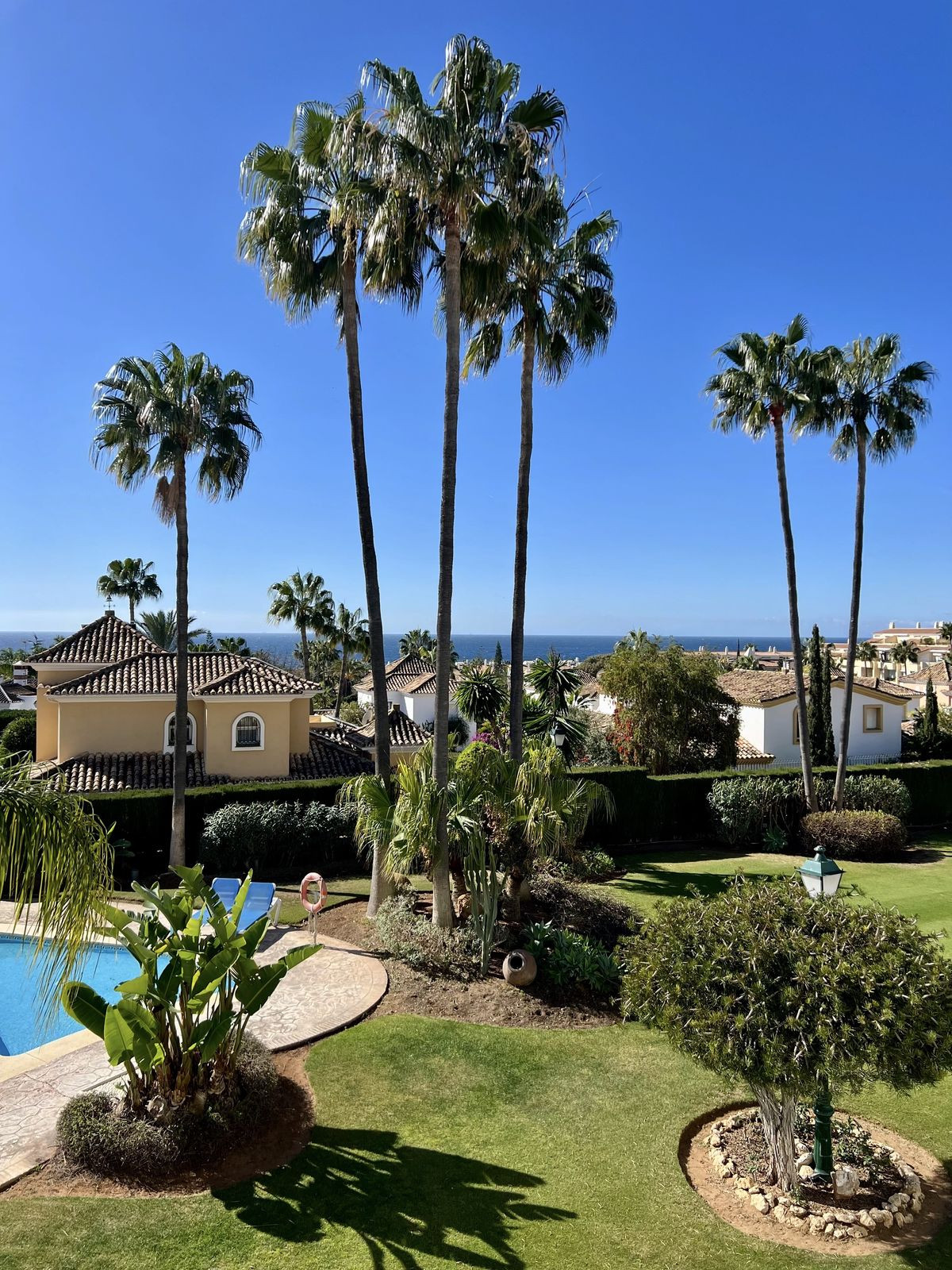  Apartamento, Planta Media  en venta   y en alquiler    en Bahía de Marbella