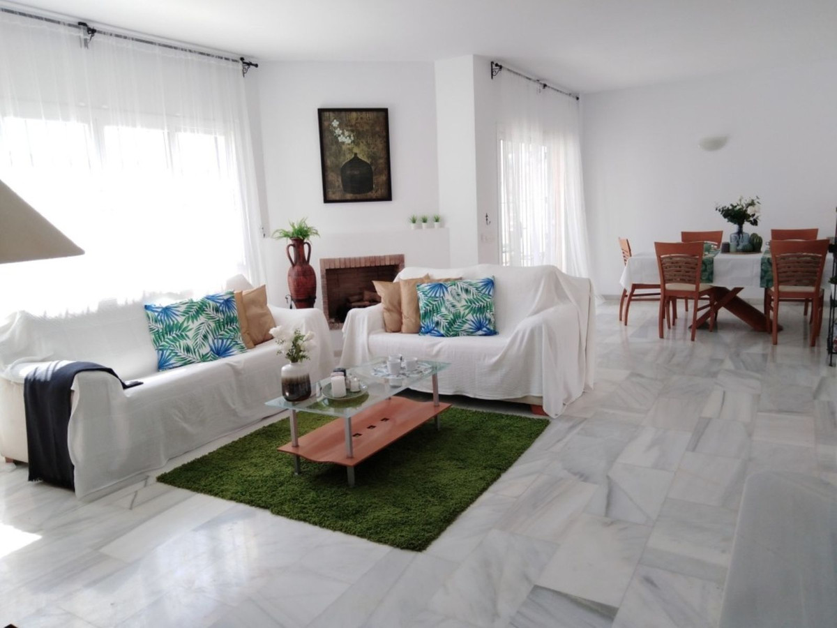 3 bedroom Villa For Sale in Fuengirola, Málaga - thumb 2