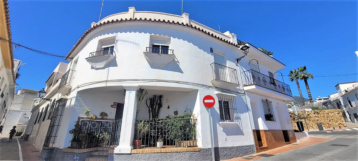4 bed Townhouse for sale in Marbella