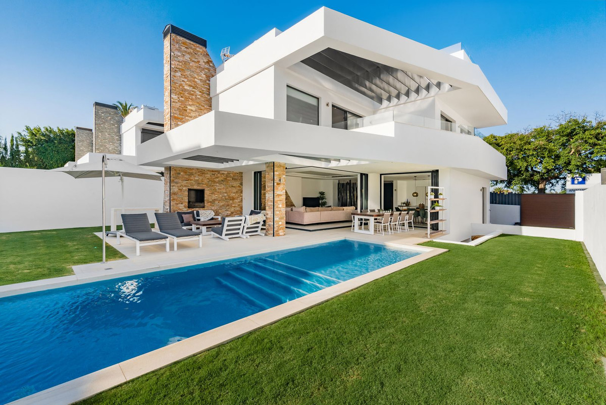 Modern villa in Linda Vista Playa, located just a short walk to the beach and only few minutes drive, Spain