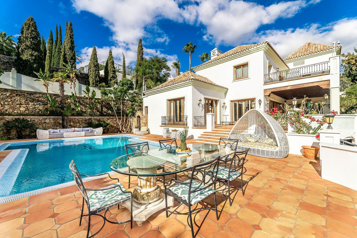 16 bedroom Villa For Sale in Benahavís, Málaga