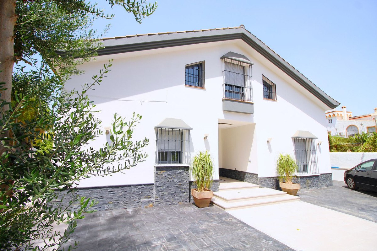 Spectacular Villa with a 760 m2 plot, 325 m2 built, 3 bedrooms and 3 bathrooms in a prestigious urbanization in Coín.