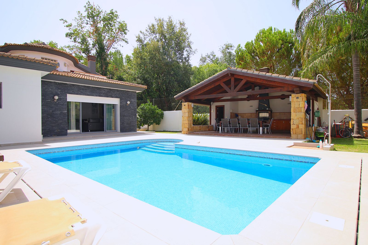Spectacular Villa with a 760 m2 plot, 325 m2 built, 3 bedrooms and 3 bathrooms in a prestigious urbanization in Coín.