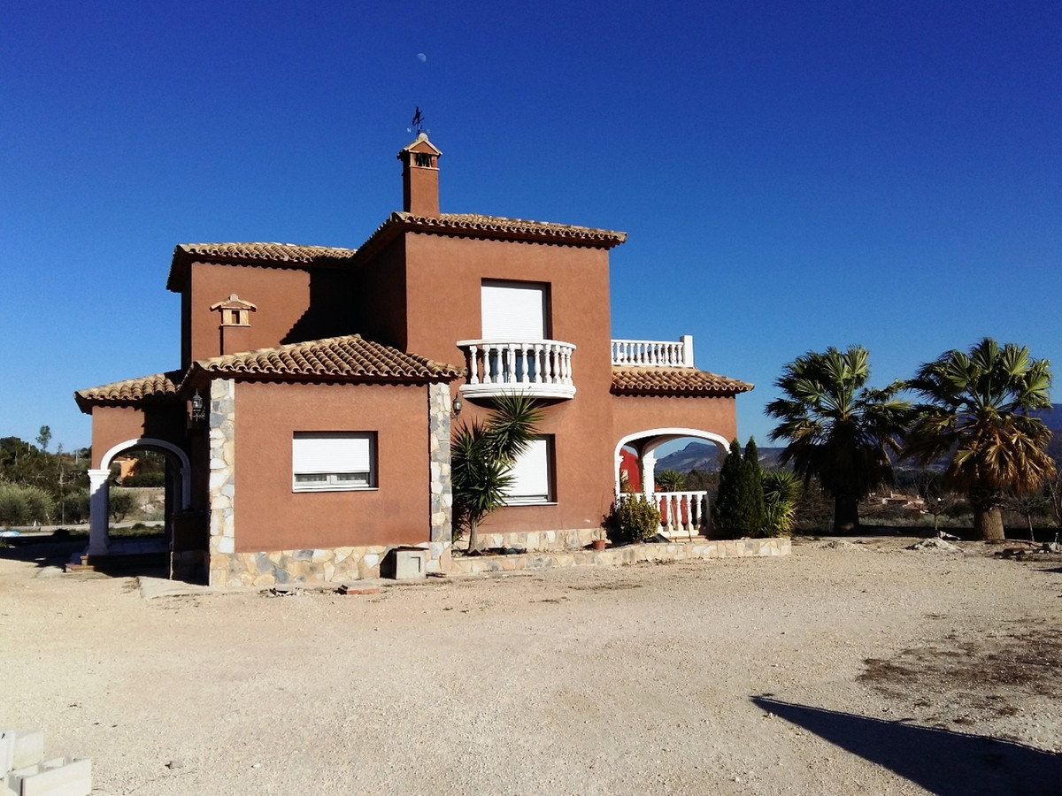 This is a great new build property that just needs a little finishing off. 184 M2 on a fenced plot o, Spain