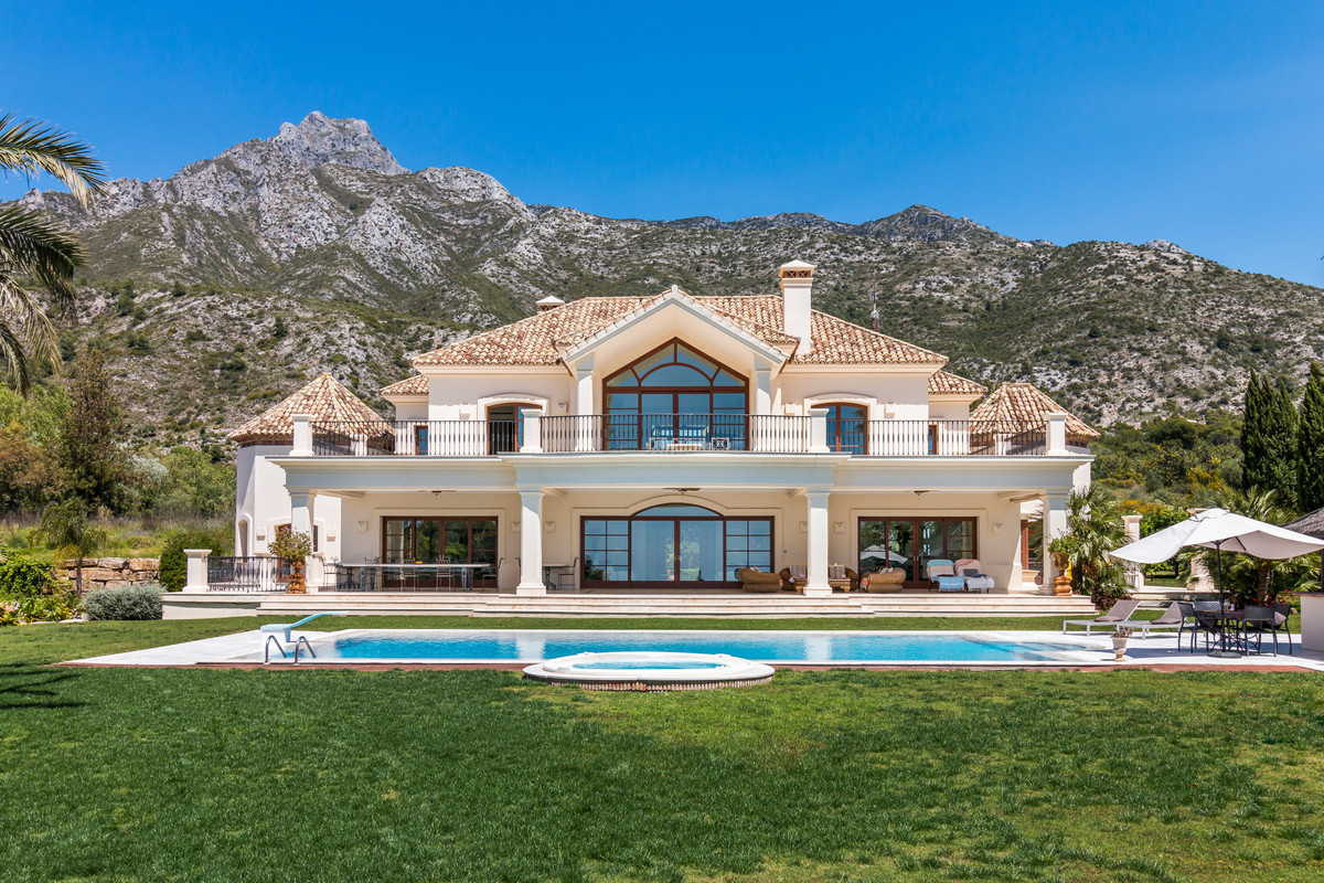 5 bed Villa for sale in The Golden Mile
