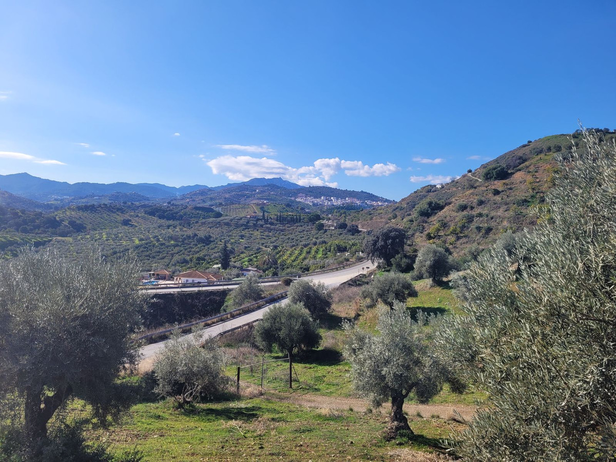 Rustic plot with panoramic views to the mountains of the Sierra de las Nieves. Located between Guaro, Spain