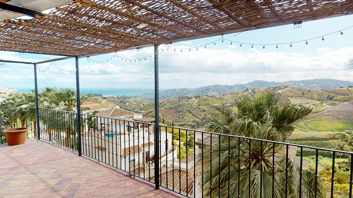 With spectacular sea and mountain views, we are pleased to present this wonderful townhouse, catalog, Spain