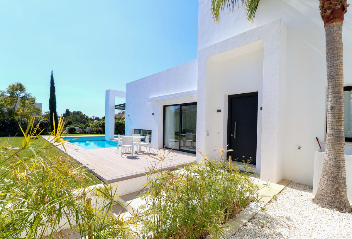 Villa te koop in El Paraiso R3830647