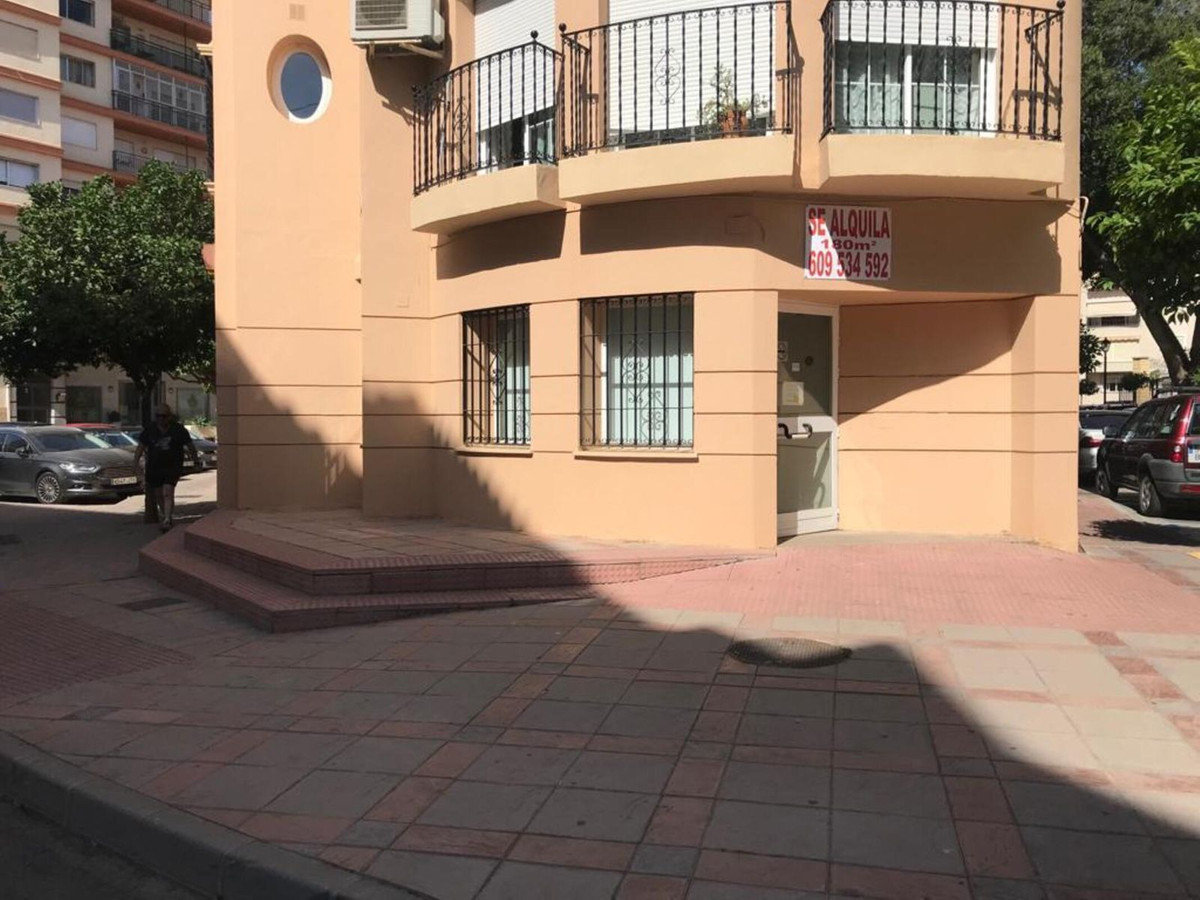 For sale commercial premises in Fuengirola.

It consists of 166 meters distributed in 2 toilets and , Spain
