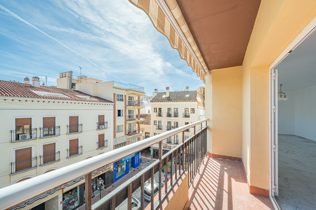Centrally located apartment in the heart of Coin. This topfloor flat, is a great investment opportun, Spain