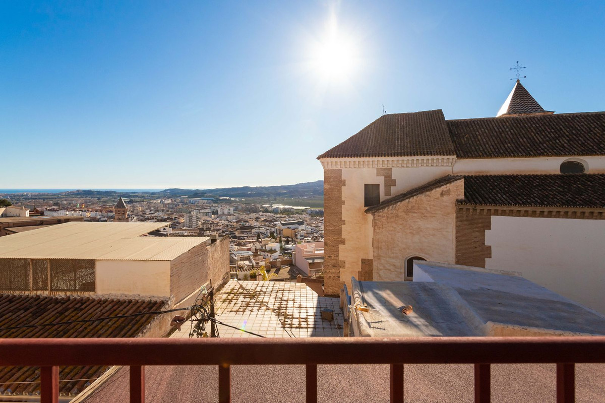 Welcome to this incredibly charming townhouse located next to the Santa Maria church and Fortolezza , Spain