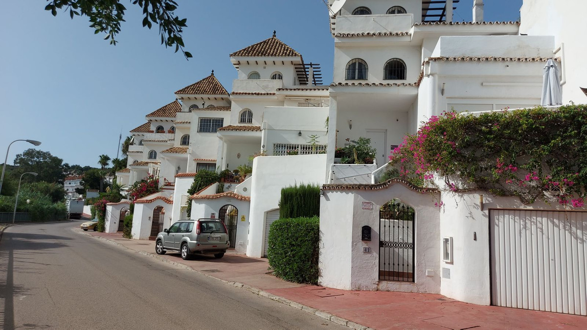 Large townhouse totally modernised with new kitchen and bathrooms, close to Duquesa Golf.
Townhouse , Spain