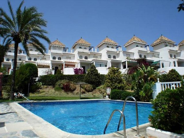 Large townhouse totally modernised with new kitchen and bathrooms, close to Duquesa Golf.