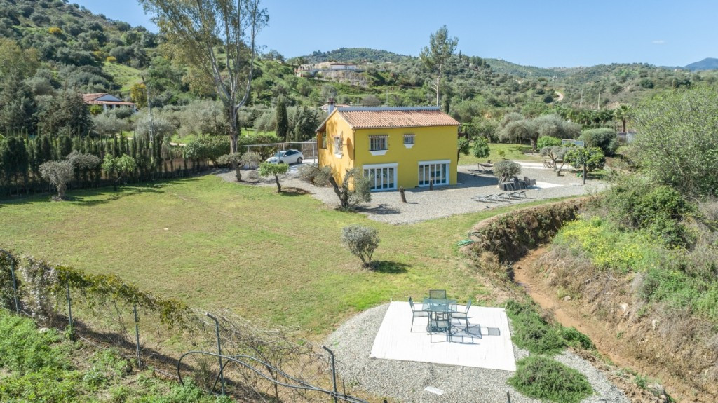 Finca built on a well situated, private, entirely flat plot. Ideal for children.

The property is di, Spain