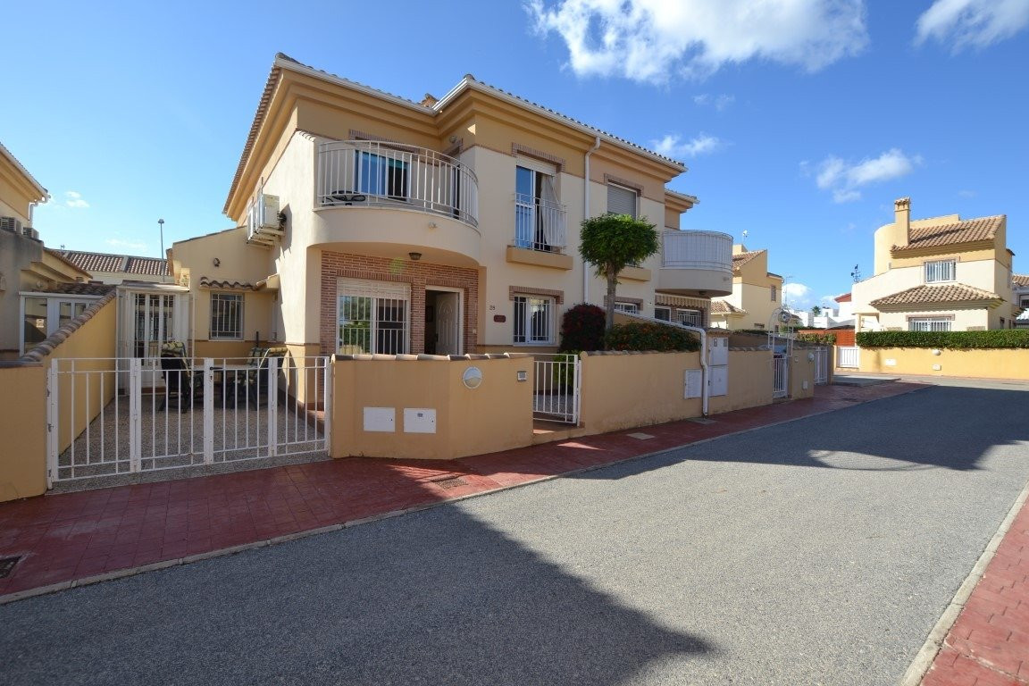 This beautiful quad is located in Ciudad Quesada, close to all amenities. It is located within a res, Spain