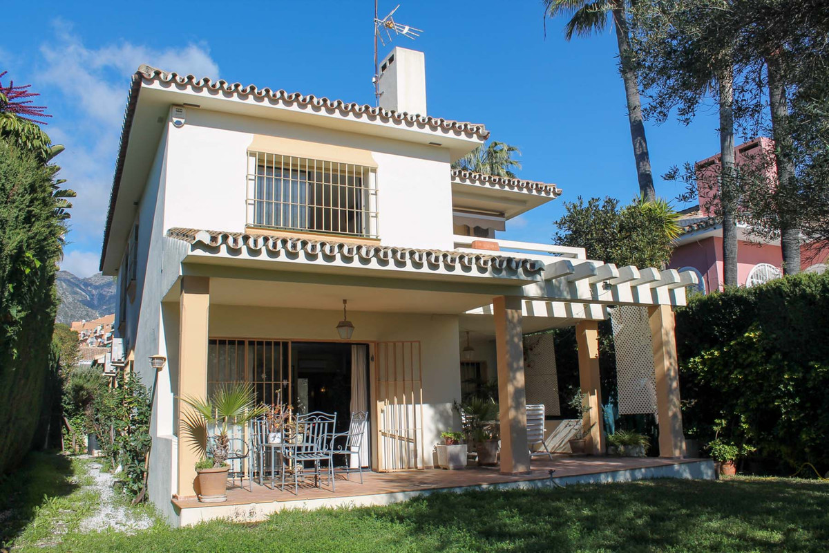 Discrete Villa for sale at a walking distance to the town of Marbella! 

This lovely property built , Spain
