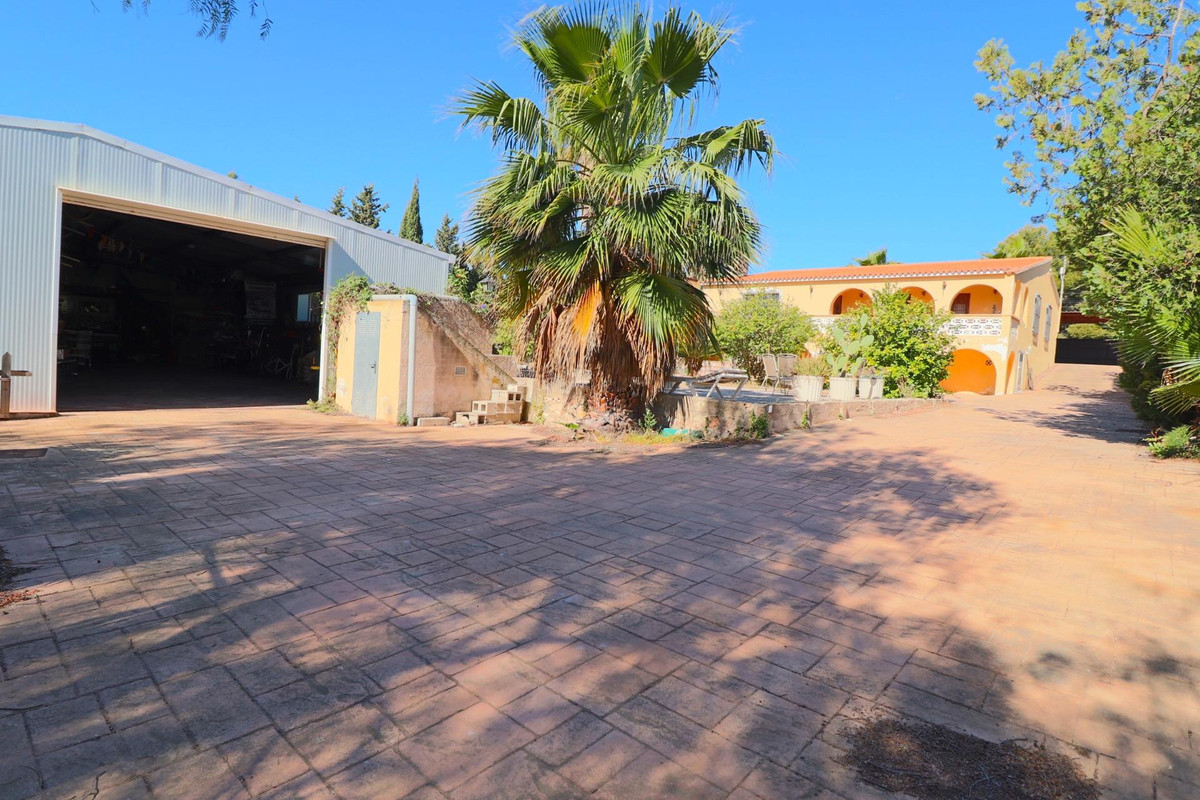 This independent villa is located in the center of Alfaz del Pi, you can walk to the center without , Spain