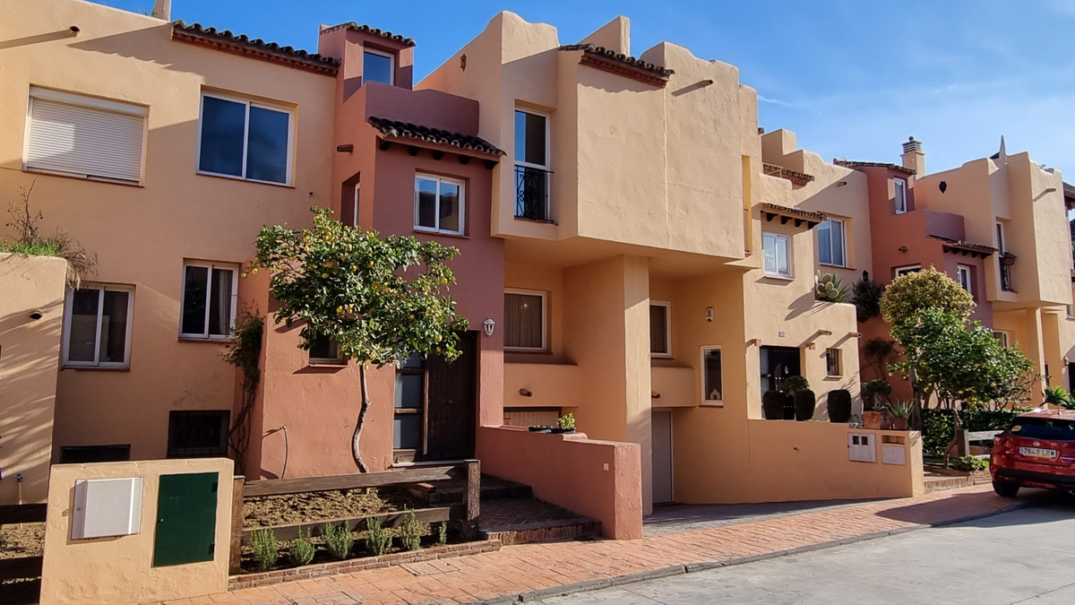 Distressed sale and absolute bargain!!! This 5 bed townhouse is located in Nueva Andalucia in a love, Spain