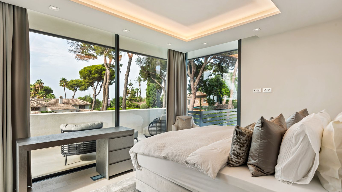 Villa te koop in Marbella R4225378