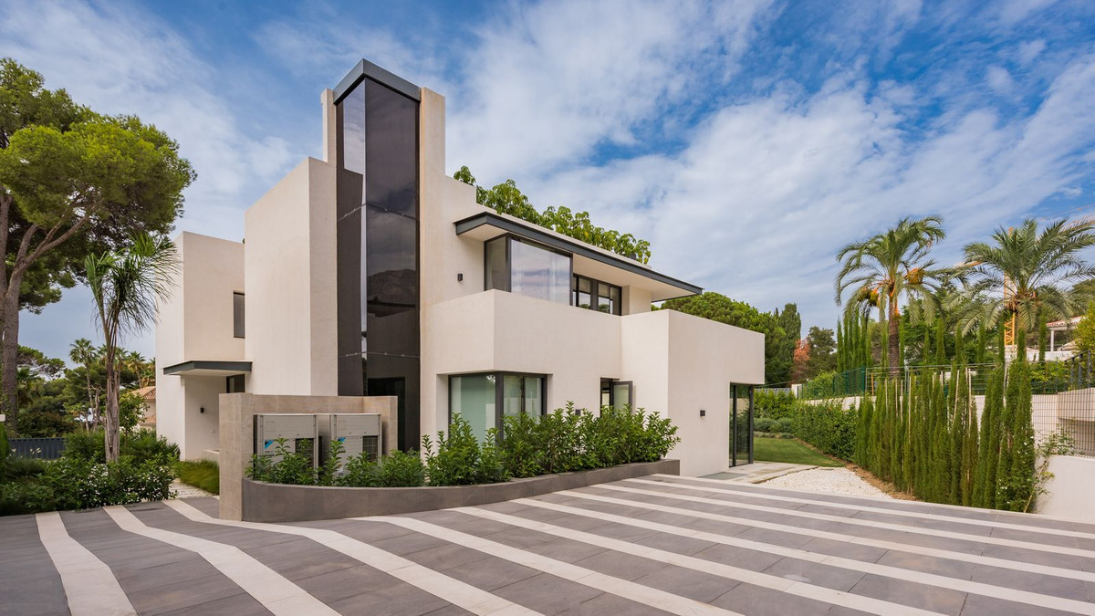 Villa te koop in Marbella R4225378