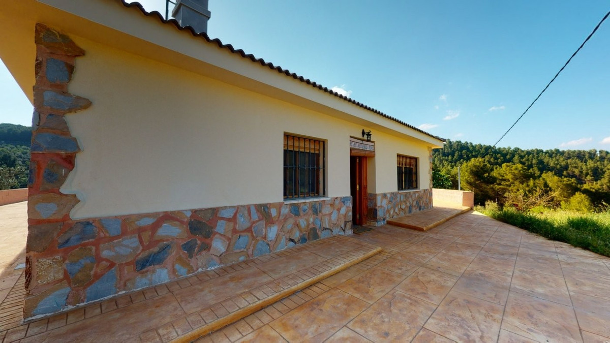 We exclusively present this beautiful country house situated in the heart of Torremanzanas, a beauti, Spain