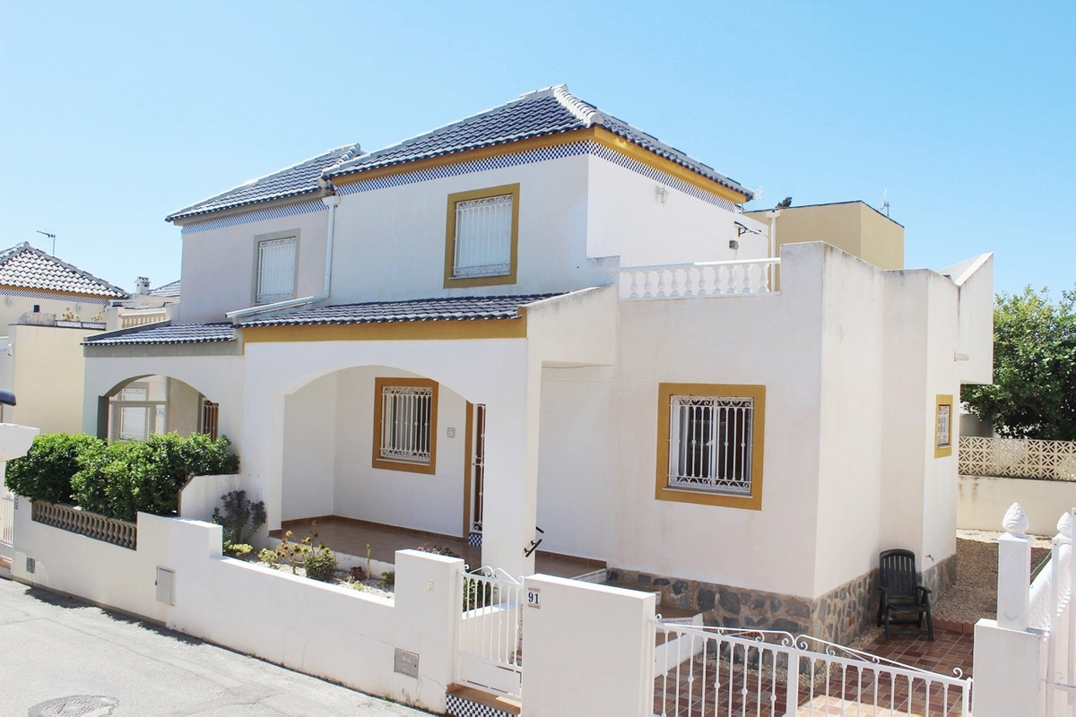 This lovely furnished "Ready to move in!" SEMI-DETACHED HOUSE has 3 bedrooms, 2 bathrooms,, Spain
