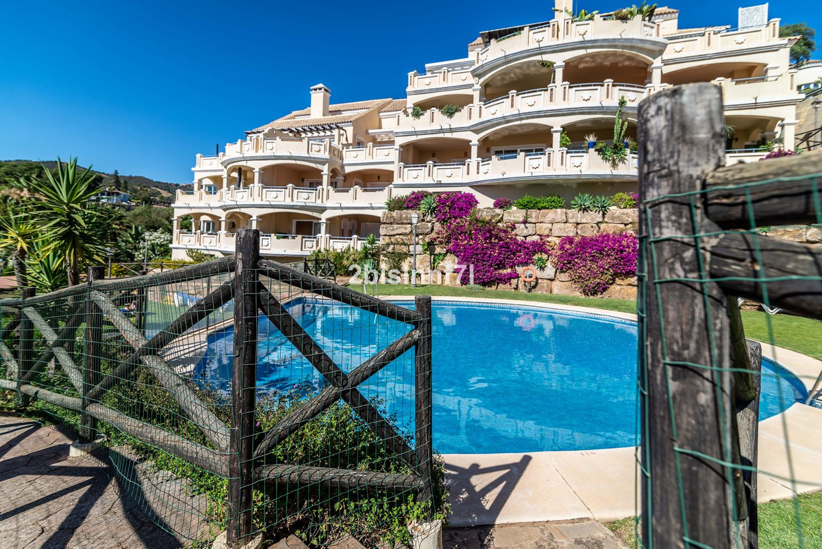 Attractive apartment in a gated development located in the heart of Elviria.
It is a roomy 2 bedroom, Spain