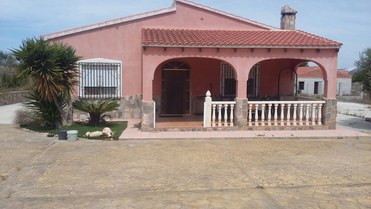 This beautiful country house is located just 1 km from Hondon de los Frailes. It stands out for its , Spain