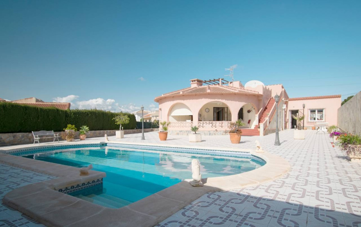Beautiful Spacious Villa with large guesthouse in Ciudad Quesada in Rojales!!!

The villa is set on , Spain