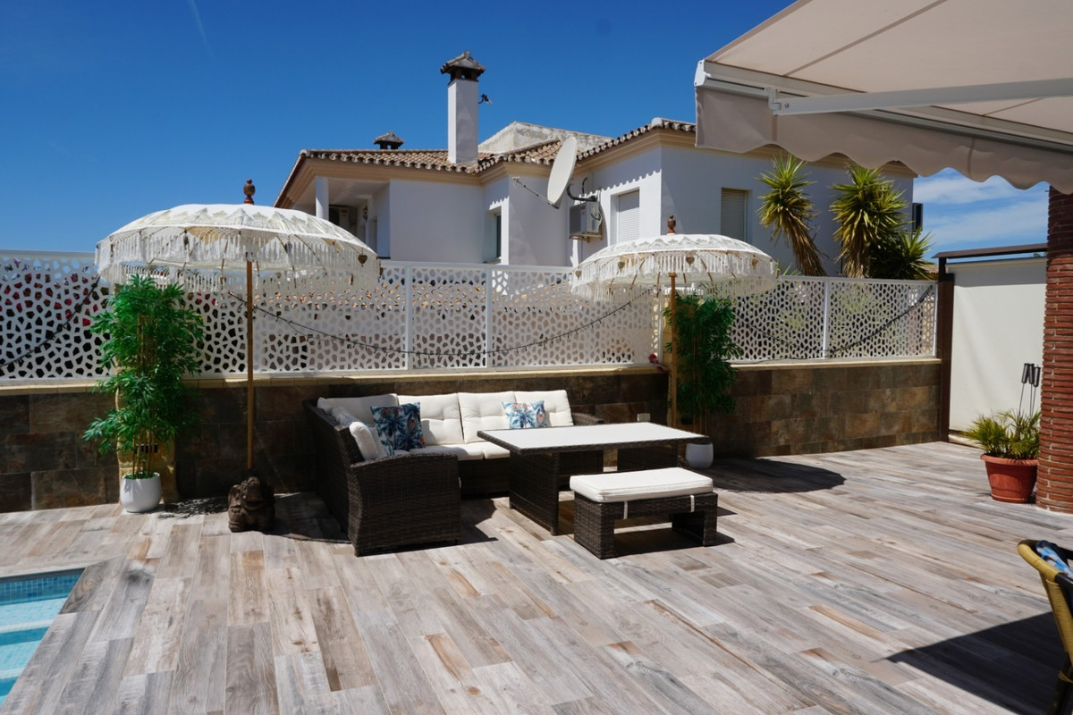 Beautifully renovated semi-detached house in the quiet residential area of Viña Málaga.