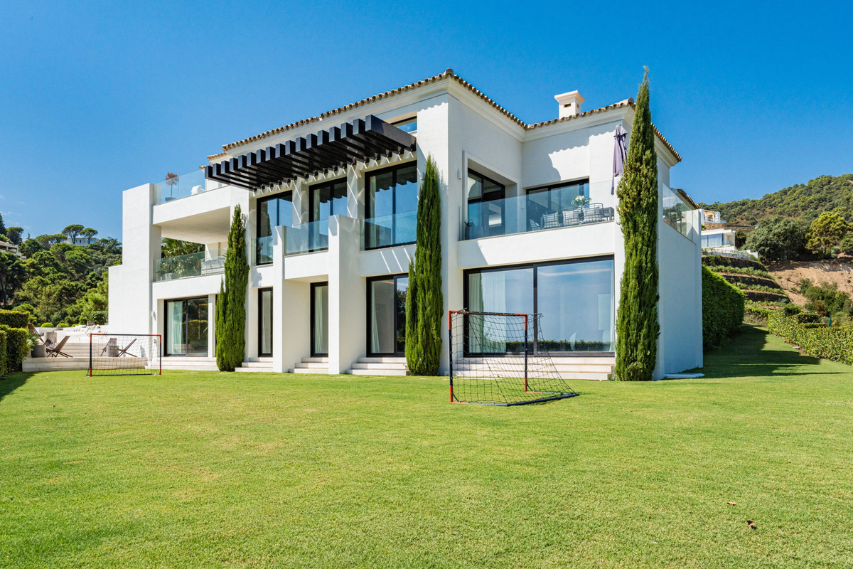 5 bedroom Villa For Sale in El Madroñal, Málaga