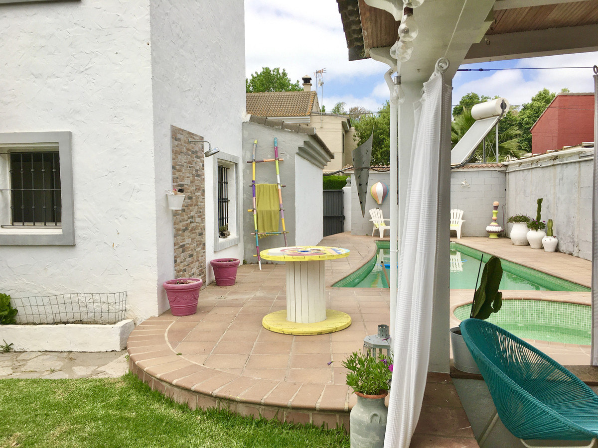 Spacious and bright villa located in the lovely residential area of Los Barrios, which is less than five minutes drive to the exclusive Palmones co...