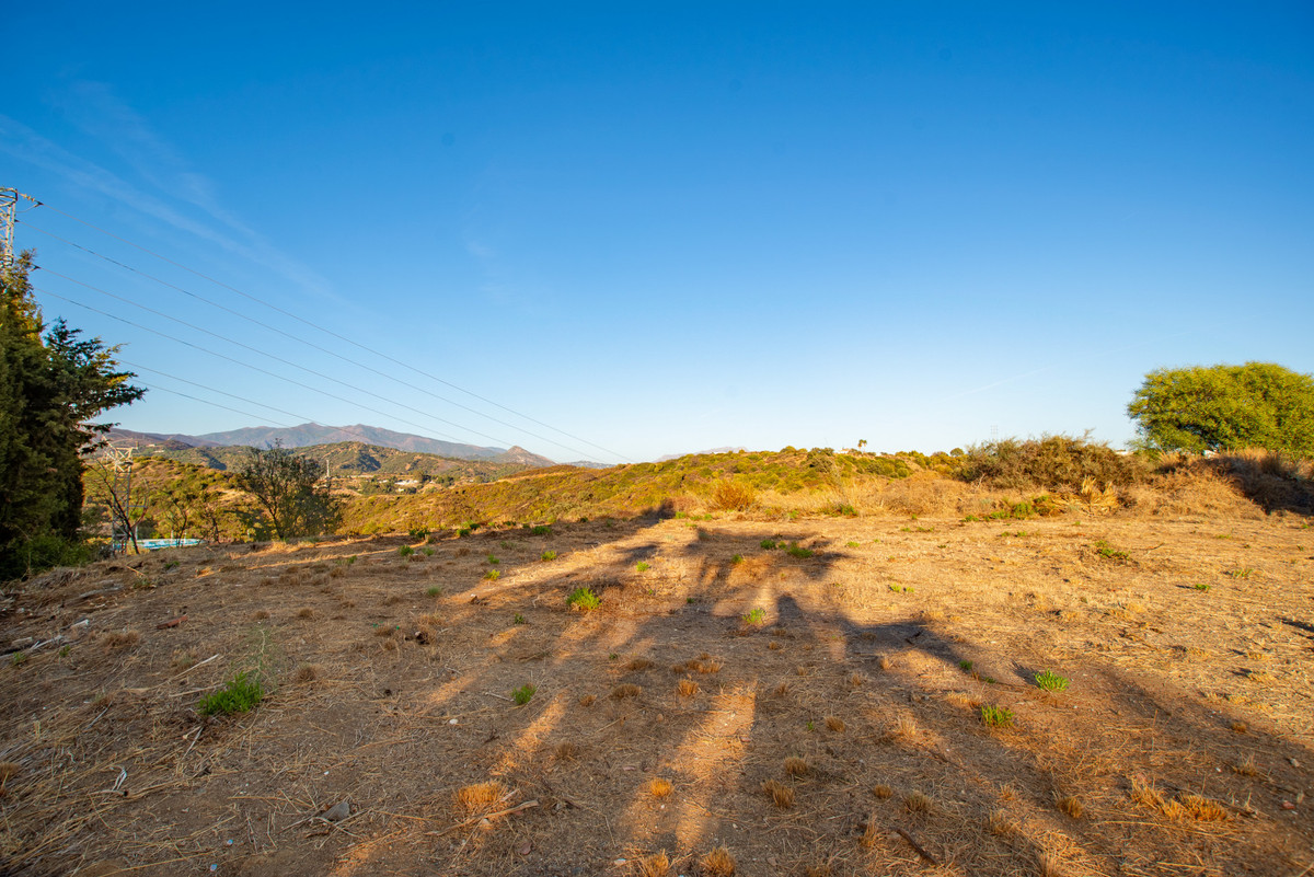 The plot is well located and well positioned within the Puerto Romano community within the El Padron Spain