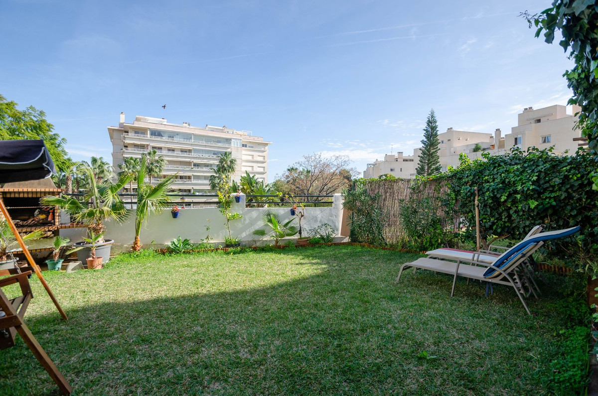 Ground floor with 3 bedrooms and a large private garden between Arroyo de la Miel and Benalmadena Co, Spain