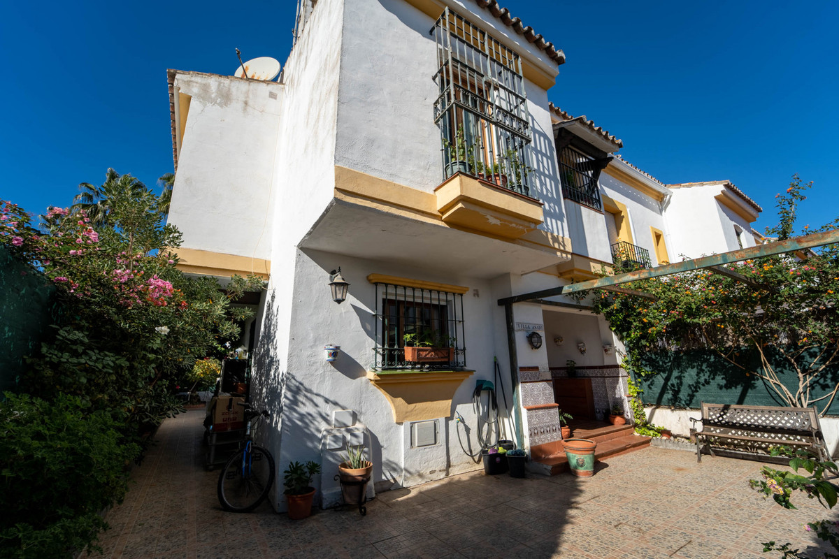Townhouse for sale in Atalaya, Costa del Sol