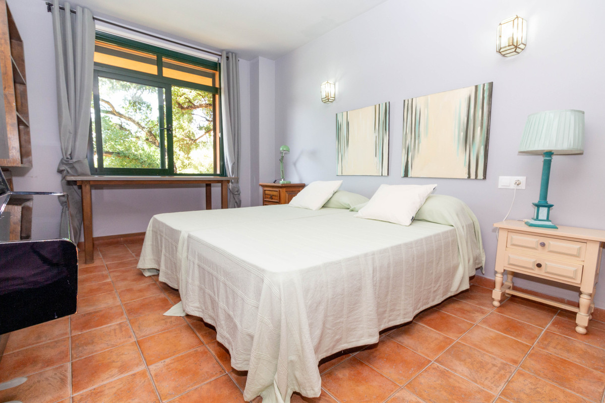 Villa con 6 Dormitorios en Venta Calahonda