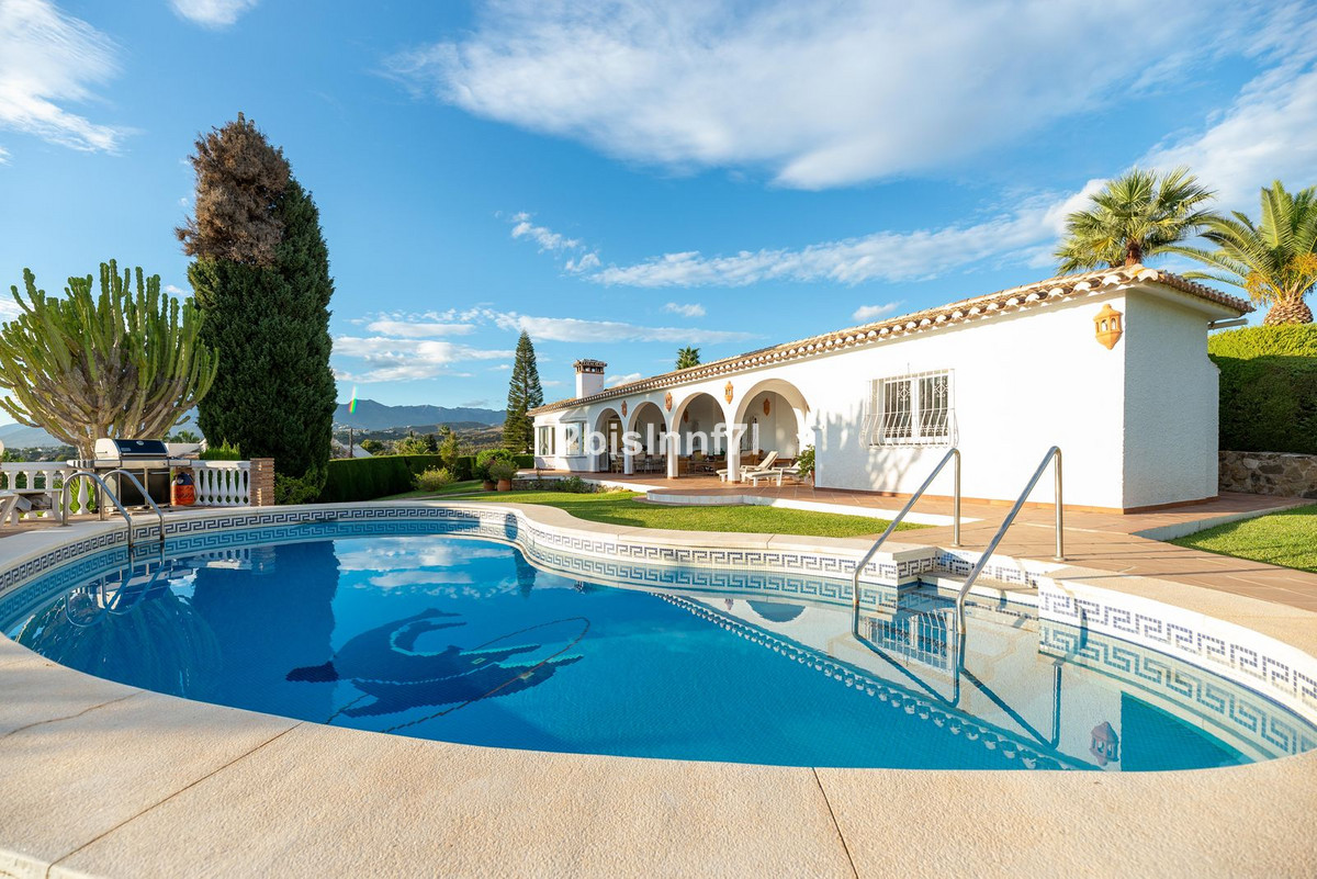 3 bedroom Villa For Sale in Elviria, Málaga