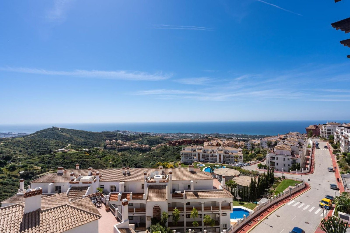 This Penthouse is located in Mijas with its magnificent 360 view of the sea.
This property consists , Spain
