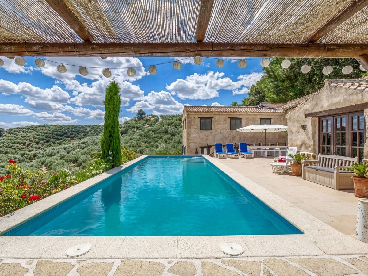 Beautiful rustic villa with separate owner&apos;s house in Montefrio.