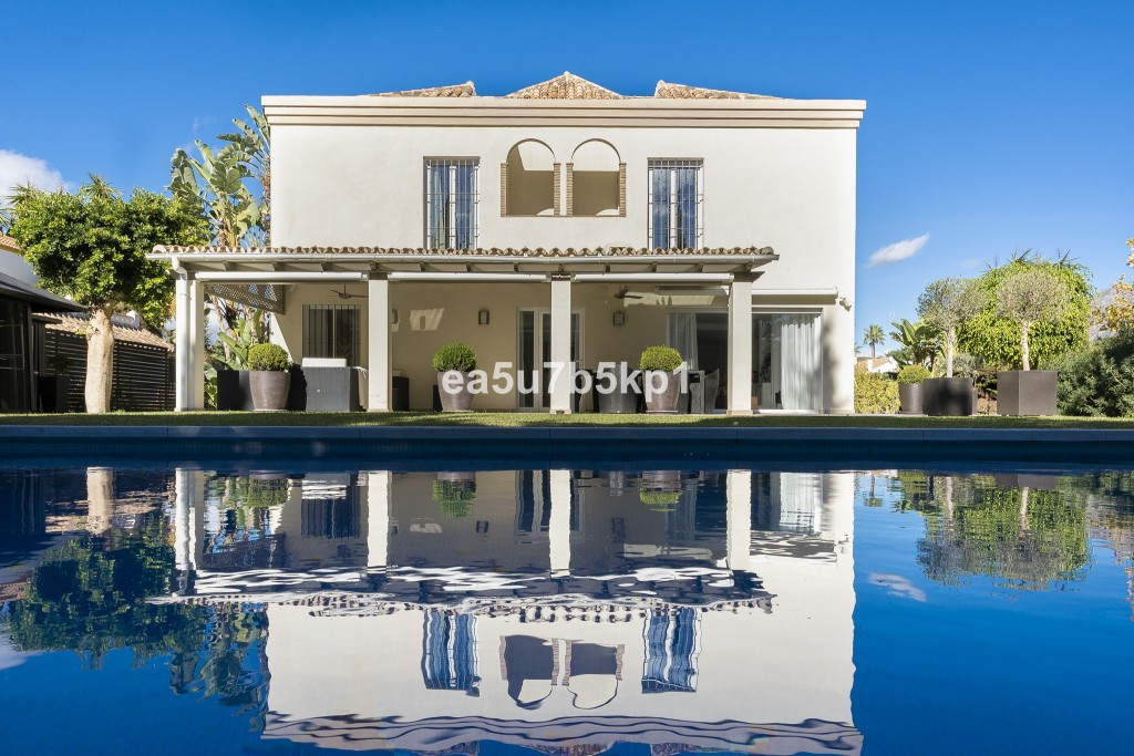 Villa - Chalet en venta en Nueva Andalucía R4215967