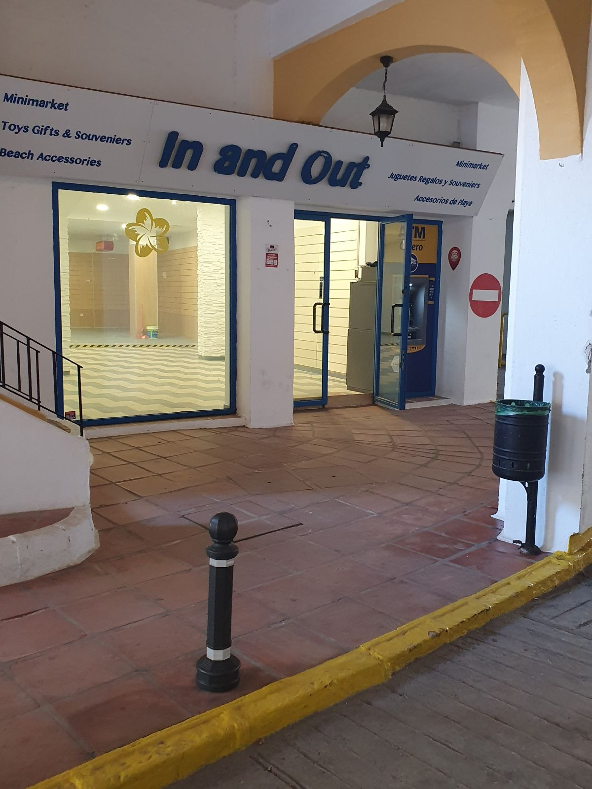 						Commercial  Shop
													for sale 
																			 in Cabopino
					