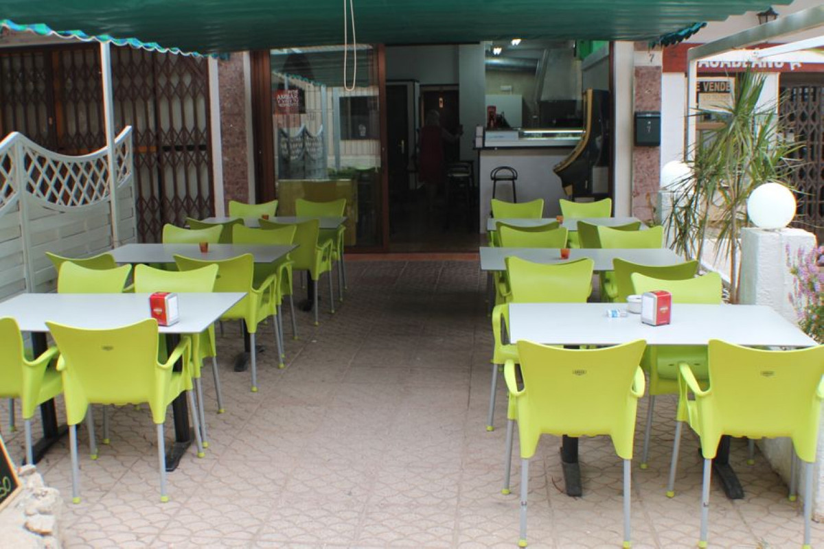 Local sunny 50 m2 plus 50 m2 plus a terrace in the center of Albir to mount the business you want, b, Spain
