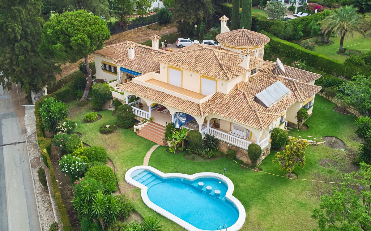 Villa Til salgs i Estepona R4365289