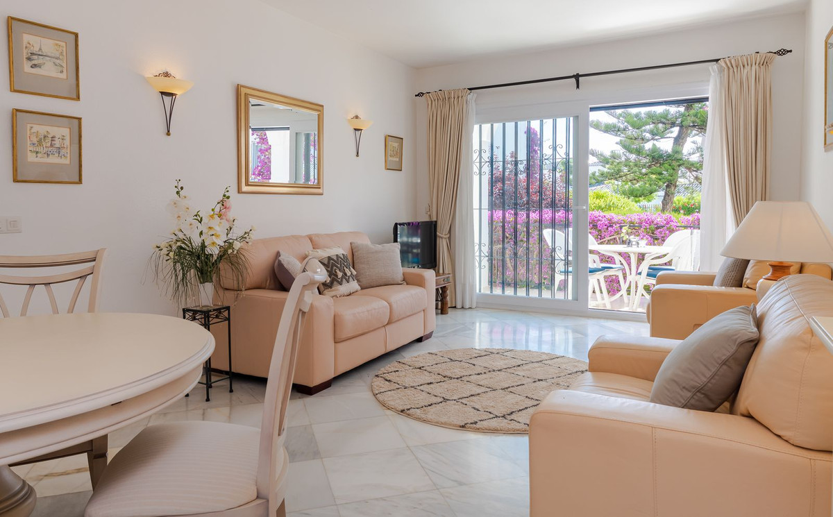 Apartment Ground Floor for sale in El Paraiso, Costa del Sol