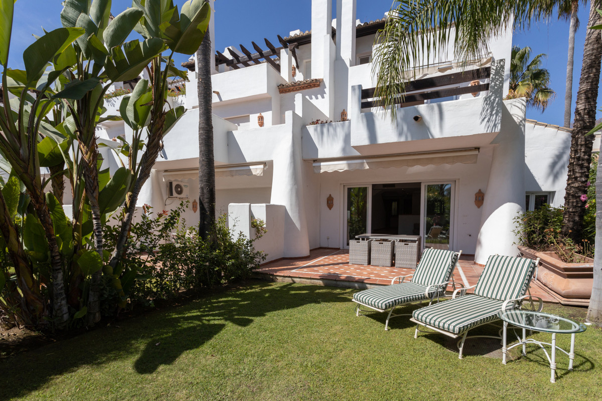 Semi-Detached House for sale in Estepona R4563295