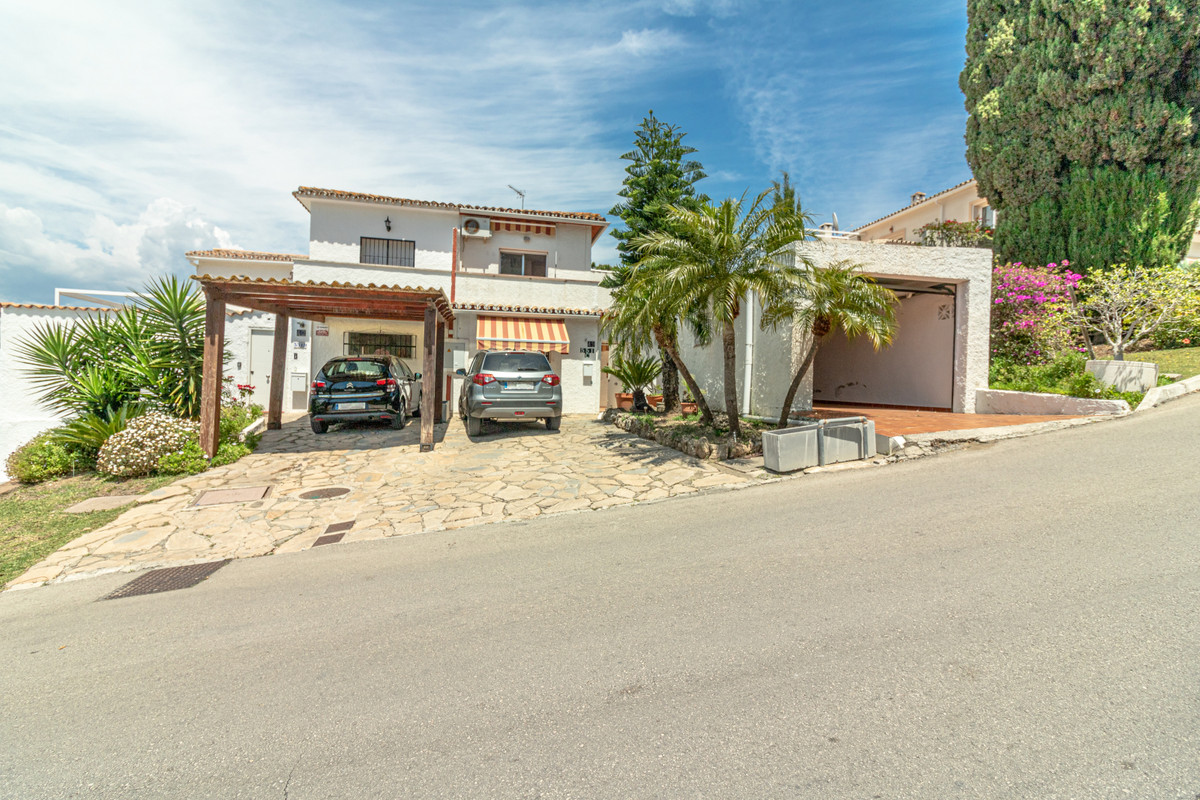 Semi Detached Villa for sale in El Paraiso, Estepona