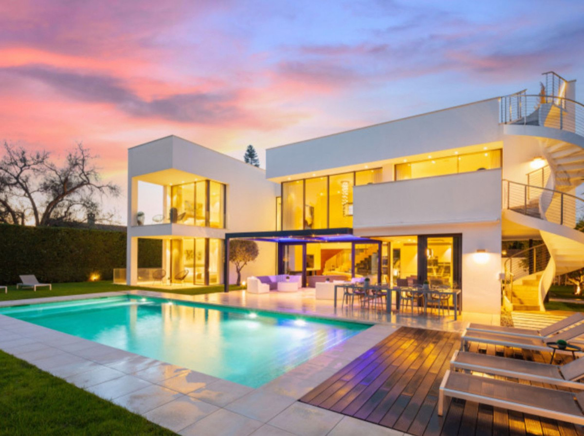 This contemporary villa provides the ultimate in beach side luxury living. Located in the beautiful , Spain