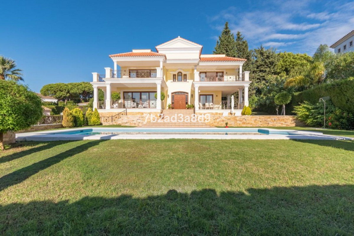 Detached Villa for sale in Hacienda Las Chapas R4153240