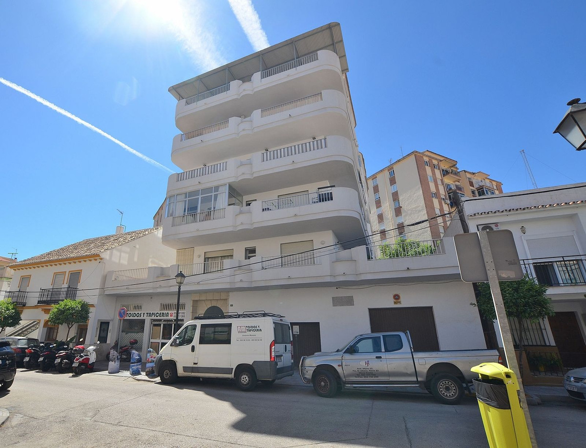 Beautiful apartment with LARGE TERRACE located in Fuengirola. PRIME LOCATION at only 500 mts from th, Spain