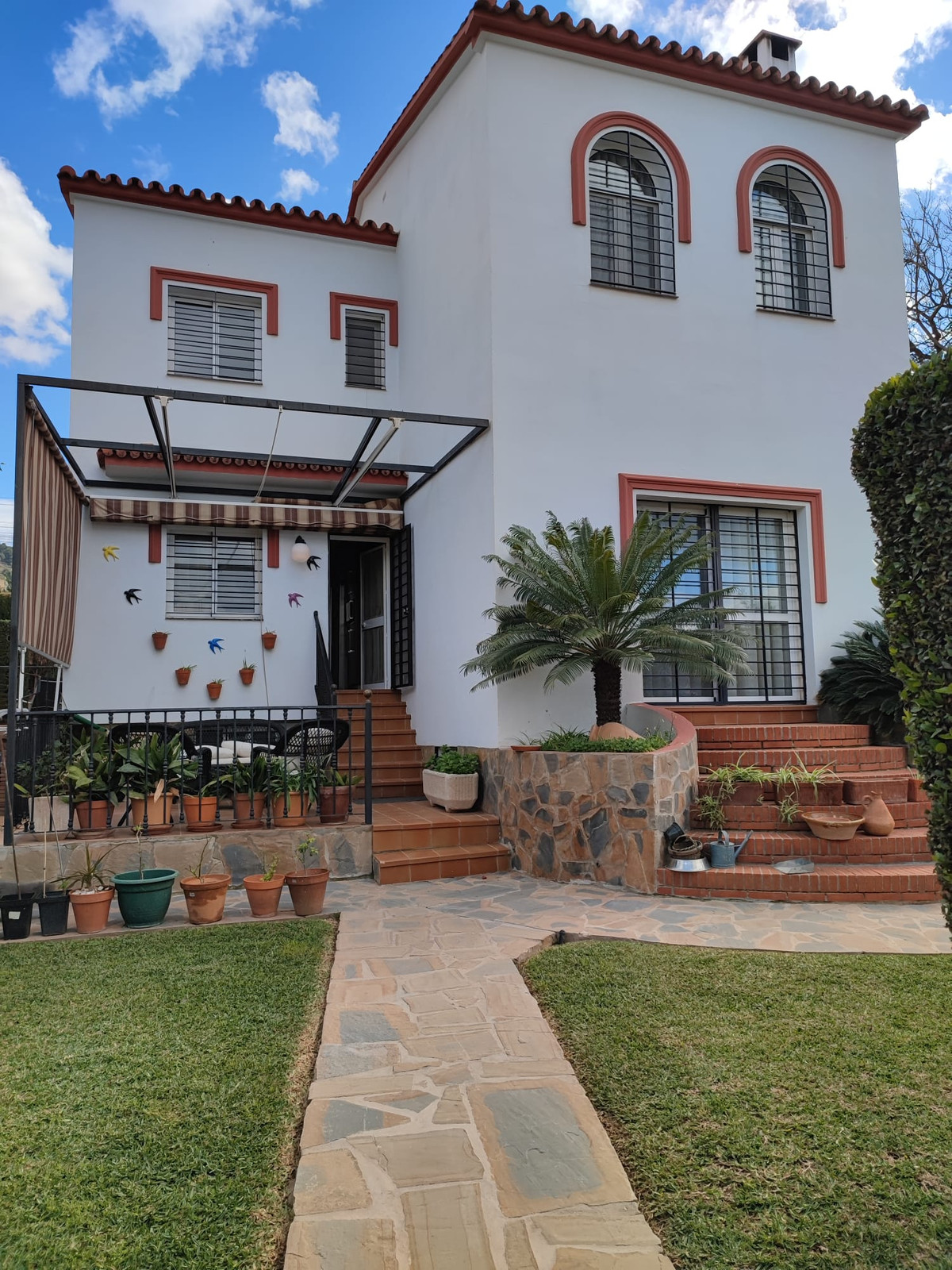 Luxurious villa located in one of the best urbanizations in Alhaurín de la Torre, on one of its main avenues and close to all kinds of services and...